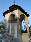 A várkapu előtt a Szent János-kápolna fogad A várkapu előtt a Szent János-kápolna fogad