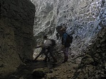 Átkelés a barlang patakján