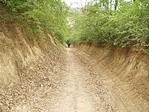 A hirhedt agyagos mélyút Mogyorósbánya előtt (Forrás: VTBE fotóalbum)