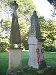 Klasszicista sírkövek a templomkertben Klasszicista sírkövek a templomkertben