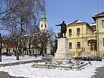 Kossuth szobor, háttérben a katolikus templom
