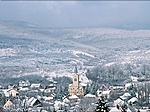 A település téli látképe