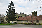 A Csonka-dombon a kápolna a főútról nézve