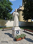 Az atya szobra a császári templom előtt Az atya szobra a császári templom előtt