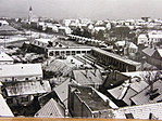 A piac előterében a Völgyikút utca házai