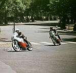 Az Országos Sportnapok keretében megredezett Budapesti Honvéd nemzetközi gyorsasági motorversenye. 1966. Forrás: fortepan_261032 Fortepan / Faragó György