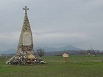 Emlékmű és a sa.újhelyi hegyek