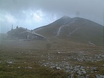 Ládaközelben. A Fischer Hütte, mögötte a csúcs. 