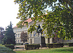 Szt. István szobra és a Megyeháza
