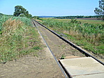 A vasúti sín is sárban van