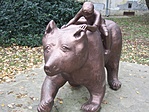 Medve szobor (2)