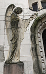Szecessziós angyal mauzóleum kapujánál