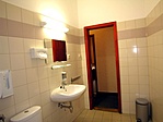 ...a tusol�t�l visszan�z�nk az ajt� fel�.