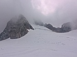 ... és lentről. (Baloldalt a steig alsó része, középen a gleccserrepedés) ... és lentről. (Baloldalt a steig alsó része, középen a gleccserrepedés)