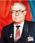 <A HREF="https://hu.wikipedia.org/wiki/Jevgenyij_Fjodorovics_Dragunov" target="_blank">Jevgenyíj Fjodorovics Dragunov</A>, a világhírű SVD Dragunov mesterlövészpuska megalkotója - egyben nick-névadóm még a Geocaching előtti időkből. Fotók rólunk a logokba