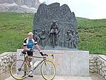 Dolomitok passo Pordoi Coppi emlékmű