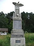 A tóból kiemelt első világháborús emlékmű (2005)