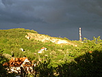 ott vár a viharra a láda
