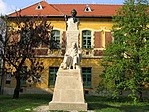 Arany János szobra (télen le van takarva)