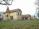 A park bejárata felől fényképezve