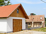 a kovácsműhelyt "tartalmazó" épület és a szomszéd ház