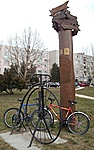 Kerékpáros emlékoszlop