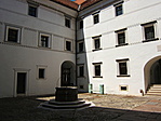 Belső udvar a várkúttal