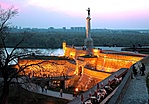 A Győztes szobor kivilágítva