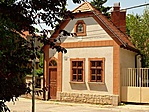Mézeskalács házikó Pilisborosjenőn. Ez látszik a buszvégállomásról.