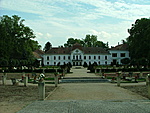 Kastély a park főbejáratától