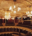 Páholyok, karzat, díszes mennyezet