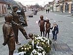 Kisfiam a szobornál