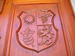 Címer a templom ajtaján