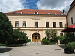 Első iskolája (Kossuth-tér)