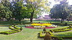 Virágos park, háttérben Gyula vára