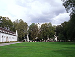 Lovarda és park