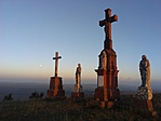 A kálváriatető a lenyugvó nap fényeiben