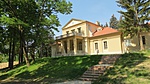 A felújított kastély fő épülete és a park