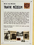 Információs tábla az épület falán