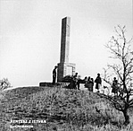 Vöröskői Felszabadulási emlékoszlop nem sokkal az átadás után (Kertész István gyűjteménye)