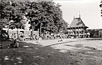 A hajdani Liva-strand nem bizonyított, de elképzelhető, hogy a háttérben álló faépület az 1896-os millenniumi kiállítás egyik pavilonja volt (Forrás: Rákospalota Anno képei Facebook-oldal)