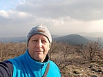Rejtő a Nagy-Kevélyen, háttérben az Ezüst-hegy