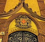 A szervezet szimbóluma a kapu felett 