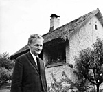 392. Németh László a sajkodi, Mályva utca 6. szám alatti nyaraló előtt 1963-ban Fotó Németh László TársaságFortepan