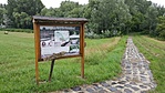 Kövezett ösvény vezet le a gátról...