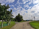 Balra a tanösvény, jobbra a töltésen át a parkoló