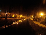 Kivilágított sétány a Tulipános hídról