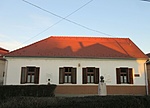 424. Rácz Vali filmszínésznő, sanzonénekesnő szülőháza. Gölle, Hősök tere 1.
