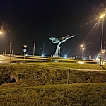 Éjjel, piros fénnyel a kabinban