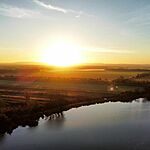 Napfelkelte a tóval, szántókkal